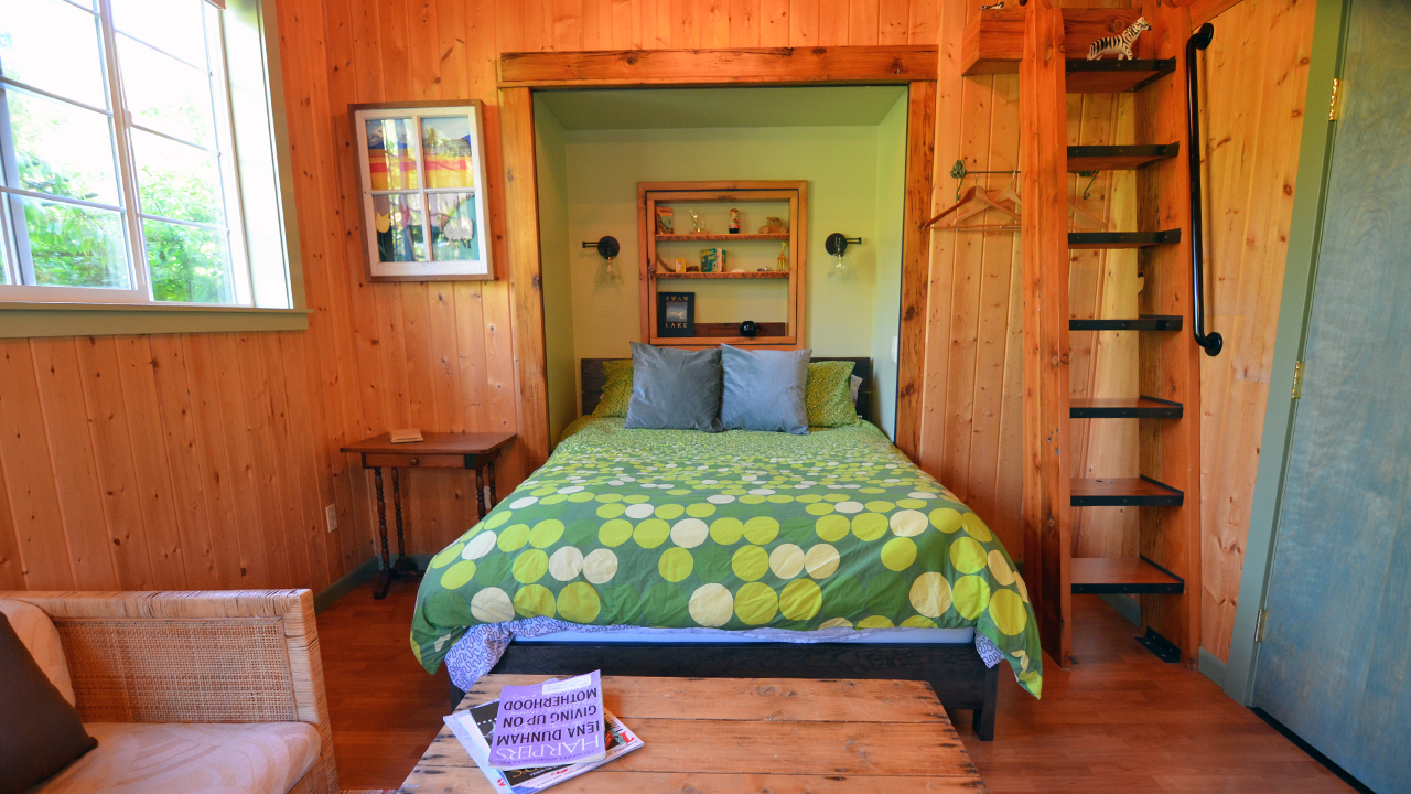 queen bedroom in the pigtail suite